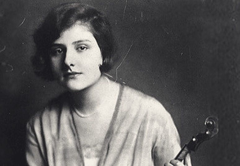 Alma Rosé mit Geige, Porträt um 1930