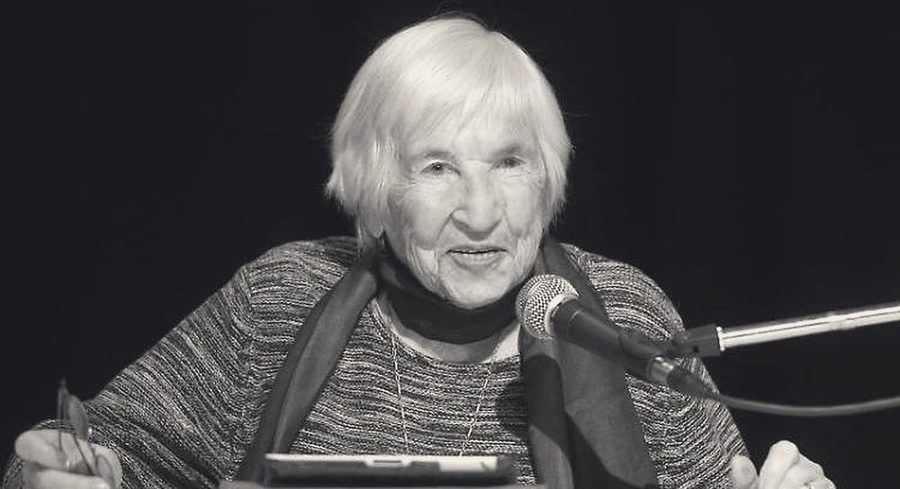 Esther Bejarano am Mikrofon